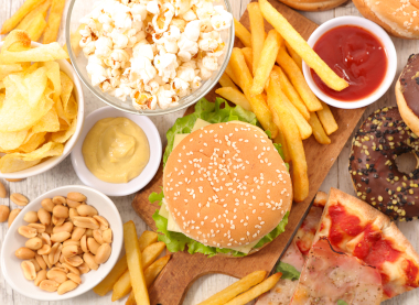 ジャンクフードなど脂肪分の多い食べ物