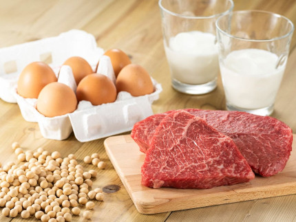 タンパク質が豊富に含まれる卵や大豆、お肉