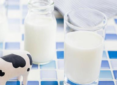 カルシウムやビタミンB群を豊富に含む牛乳