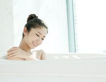 化粧水入りのお風呂に入る女性