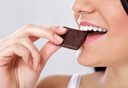 チョコレートを食べる女性