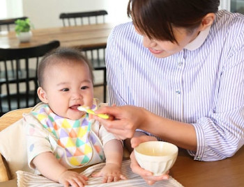 ファーストスプーンの離乳食をおいしそうに食べる赤ちゃん