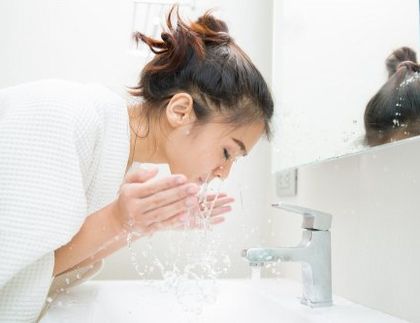 洗顔する女性