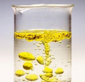 水と油が界面活性剤による混ざり合うイメージ