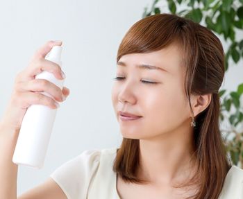 ミスト化粧水を使用する女性
