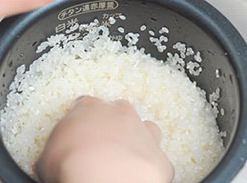 白米にこんにゃく米を混ぜる様子