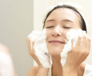 RF28クリーミーフォームウォッシュEXの濃密泡で洗顔する女性「