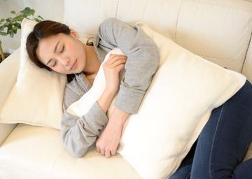 ソファに寝そべる女性