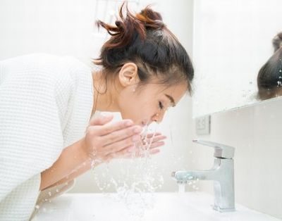 過剰に洗顔する女性