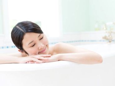 入浴で肌の新陳代謝をよくする女性
